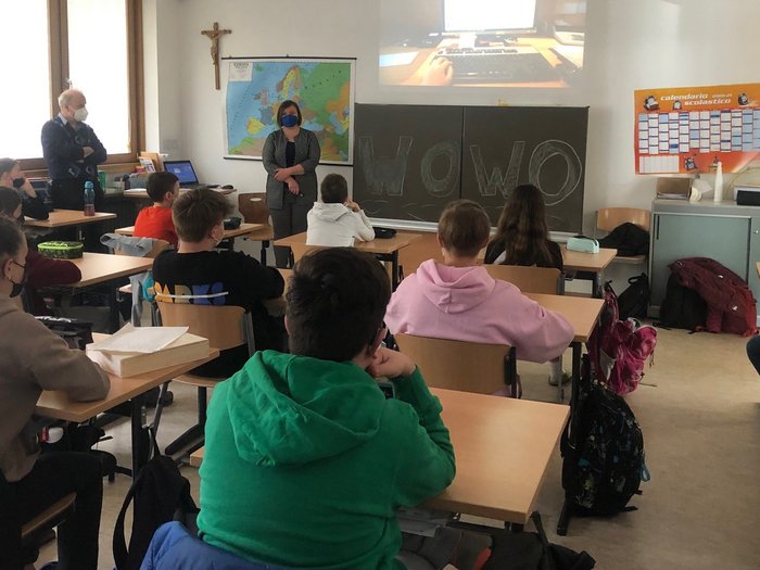Traumberufe im Handwerk und in der Gastronomie Schüler in Klassenzimmer schauen auf projizierten Bildschirm, Lehrer mit Maske