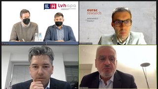 News Virtuelles Meeting mit vier Teilnehmern, zwei tragen Masken, zwei ohne