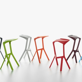 PLANK Sgabelli da bar moderni di colori diversi su sfondo bianco