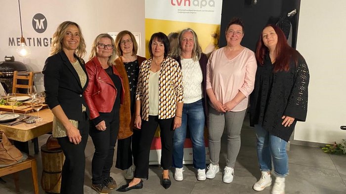 Die Frauen im Oberpustertal haben gewählt Sieben Frauen vor lvh apa Banner in einem Meetingraum