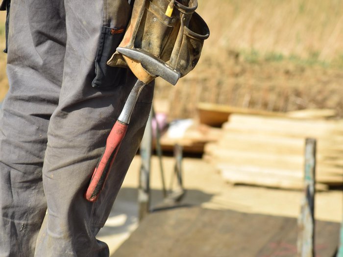 Appalti pubblici: un’assegnazione non soddisfacente Lavoratore con attrezzo alla cintura sul cantiere