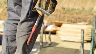© Pixabay.com Handwerker mit Werkzeug an der Hose auf Baustelle