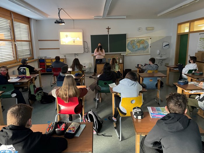 Praktische Berufe begeistern die Schüler der Mittelschule Welschnofen Schüler sitzen in einem Klassenraum und hören einer Lehrerin mit Maske zu