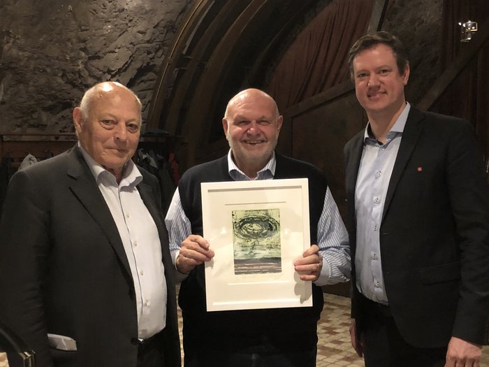 Ente Bilaterale: un doveroso riconoscimento ai protagonisti Tre uomini in giacca, uno tiene un'opera d'arte incorniciata