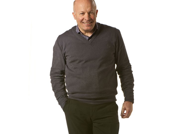 Planit GmbH Uomo anziano sorridente con maglione scuro e pantaloni neri