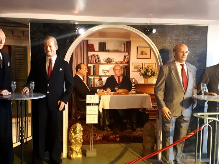 Die Althandwerker besuchen Hamburg Wachsfiguren historischer Männer in Anzügen vor und in einem Raum mit Bücherregal