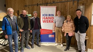 News Sechs Personen stehen neben einem Banner mit Aufschrift Ich bin Handwerk