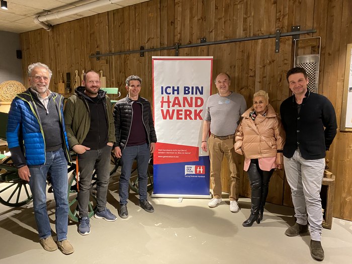 lvh-Ortsgruppe Vahrn blickt größtem Wirtschaftsschaufenster 2024 entgegen Sechs Personen stehen neben einem Banner mit Aufschrift Ich bin Handwerk