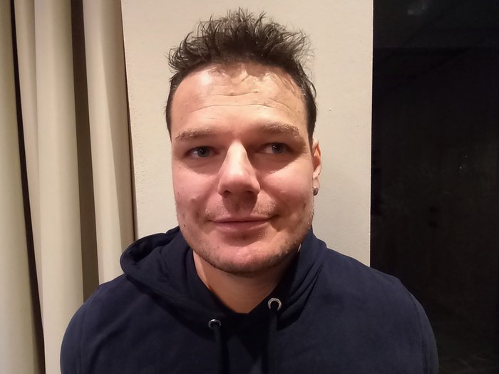 Joachim Pföstl neuer lvh-Ortsobmann Mann mit dunklem Kapuzenpullover vor heller Wand und Vorhang