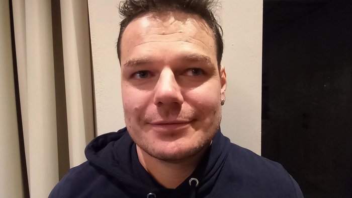 Joachim Pföstl neuer lvh-Ortsobmann Mann mit dunklem Kapuzenpullover vor heller Wand und Vorhang