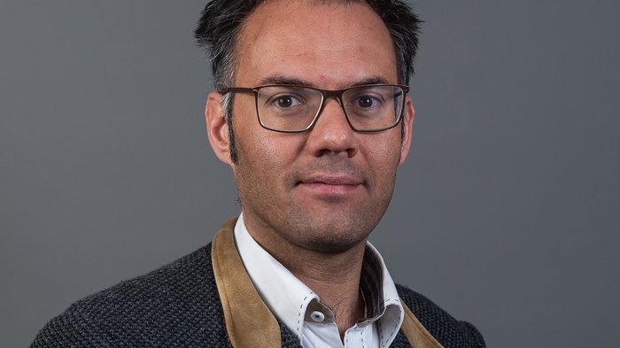 Sextner Handwerk zieht Bilanz Porträt eines Mannes mit Brille vor grauem Hintergrund