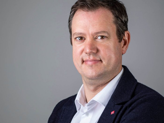 lvh-Präsident Martin Haller, Foto: © Armin Huber Porträt eines Mannes mit weißem Hemd und dunklem Jackett vor grauem Hintergrund