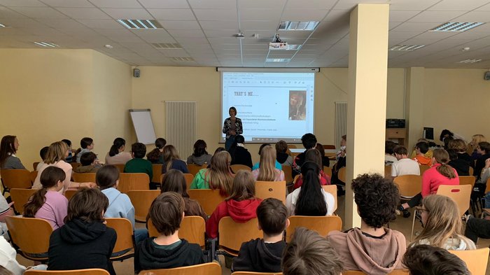 Frauenpower im Handwerk Lehrerin hält Präsentation vor Schülern in einem Klassenraum