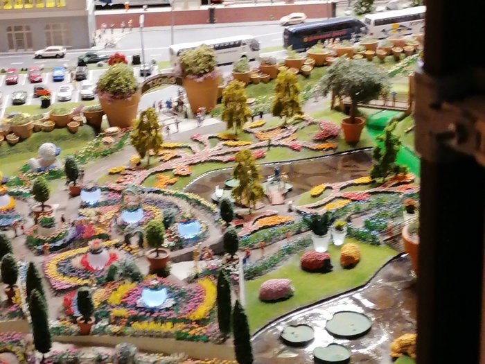 Die Althandwerker besuchen Hamburg Modell eines bunten Blumengartens mit Figuren, Teich und Miniaturzügen im Hintergrund