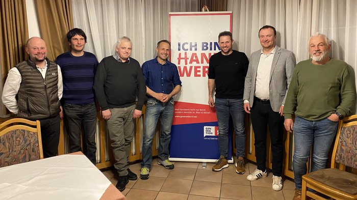La riunione dei gruppi comunali di Aldino, Anterivo e Trodena di lvh.apa offre stimoli per il futuro Sette uomini in piedi accanto a uno striscione con la scritta Ich bin Handwerk