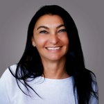 Das lvh-Team Porträt einer lächelnden Frau mit dunklem Haar vor grauem Hintergrund