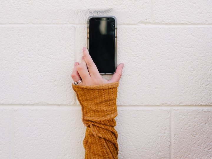 Workshop Mano tiene smartphone sotto simbolo Mi piace dei social con cuore e numero uno