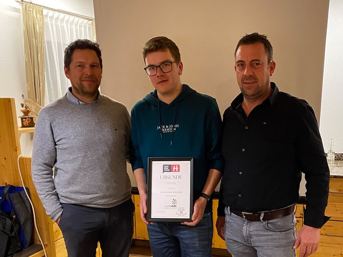 Mühlwald: Nachwuchs im Mittelpunkt Drei Männer stehen zusammen, einer hält eine Urkunde für den 3. Platz.