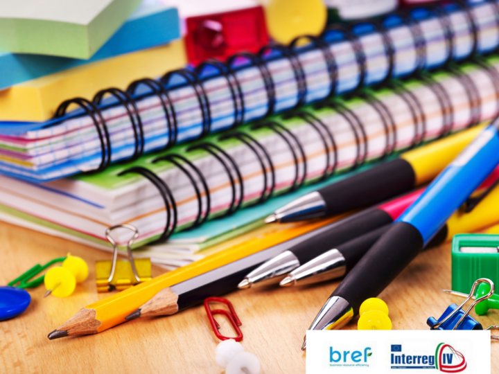 Artigianato sostenibile Penna, quaderni, graffette e puntine su una superficie in legno