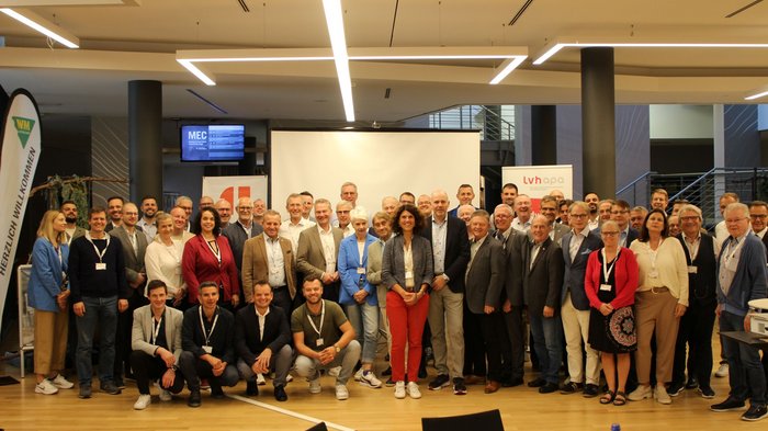 Kfz-Vierländertreffen in Bozen: Wertvoller Austausch und Dialog im Automobilsektor Große Gruppe von Menschen bei einer Konferenz oder Veranstaltung in einem Innenraum