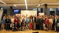 Kfz-Vierländertreffen in Bozen: Wertvoller Austausch und Dialog im Automobilsektor Große Gruppe von Menschen bei einer Konferenz oder Veranstaltung in einem Innenraum