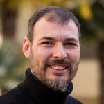 Bozen Land Porträt eines lächelnden Mannes mit kurzem Bart und schwarzem Pullover