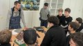 „Handwerk trifft Schule“ – Ein starkes Projekt für die Zukunft! Lehrer erklärt Schülern Architekturmodell und Baupläne im Klassenraum