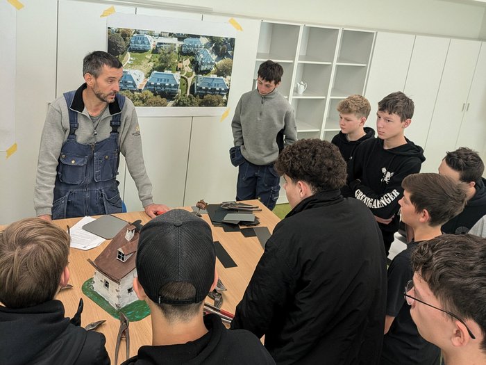 "L’Artigianato incontra la Scuola" – Un progetto forte per il futuro! Insegnante spiega ai ragazzi modello architettonico e piani di costruzione in aula