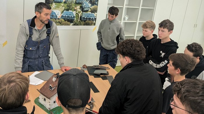 „Handwerk trifft Schule“ – Ein starkes Projekt für die Zukunft! Lehrer erklärt Schülern Architekturmodell und Baupläne im Klassenraum