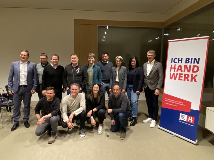 Lananer Handwerksbetriebe stellen sich vor Gruppenfoto von 13 Personen vor einem Banner mit Schrift Ich bin Handwerk