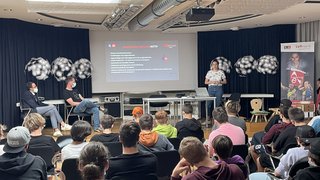 News Jugendliche hören einem Vortrag in einem Seminarraum mit Projektion zu