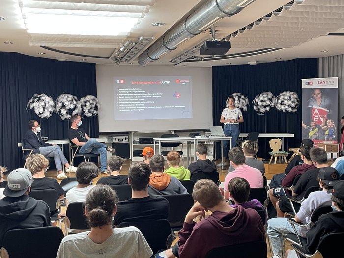 Openday im Handwerk Jugendliche hören einem Vortrag in einem Seminarraum mit Projektion zu