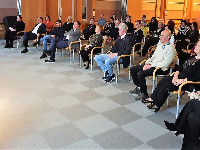 Weihnachtskonzert 2022: Ein besinnlicher Abend Menschen sitzen in einem Raum bei einer Veranstaltung oder Versammlung