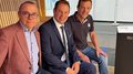 lvh-Direktor Thomas Pardeller, lvh-Vizepräsident Hannes Mussak und Manfred Spiess © lvh.apa Drei Männer in Anzug und Freizeitkleidung sitzen auf einer Holzbank in modernem Raum