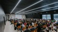 Anlaufstelle für Künstliche Intelligenz vorgestellt Großer Konferenzraum mit Publikum und Redner auf der Bühne