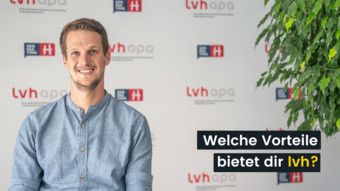 Jobs Junger Mann lächelt vor lvhapa Hintergrund mit Text Vorteile von lvh