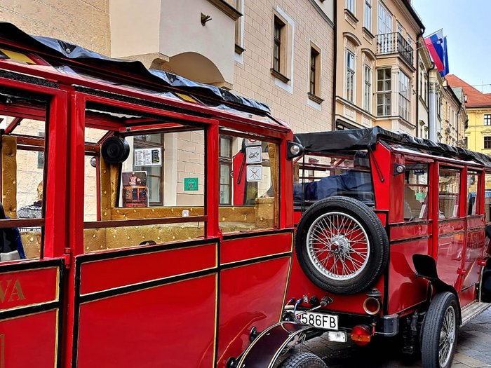 Auf Reisen: Althandwerker auf Flusskreuzfahrt Rotes Touristenfahrzeug in der Altstadt von Bratislava