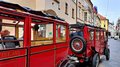 Auf Reisen: Althandwerker auf Flusskreuzfahrt Rotes Touristenfahrzeug in der Altstadt von Bratislava