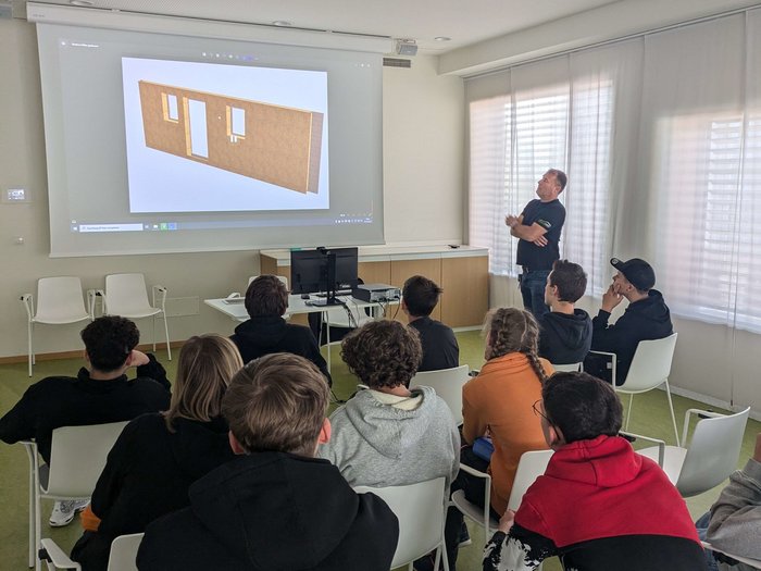 "L’Artigianato incontra la Scuola" – Un progetto forte per il futuro! Insegnante spiega modello architettonico a studenti in aula