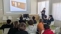 „Handwerk trifft Schule“ – Ein starkes Projekt für die Zukunft! Lehrer erklärt Architekturmodell vor Schülern in einem Klassenzimmer