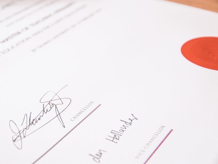 Förderungen im Bereich Produktentwicklung und Innovation Unterschriften und Siegel auf einem offiziellen Dokument