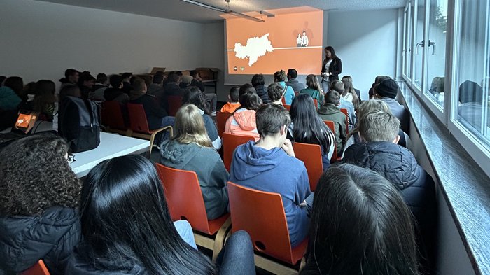 Alla scoperta del mondo delle professioni pratiche Studenti seduti in aula che assistono a una presentazione