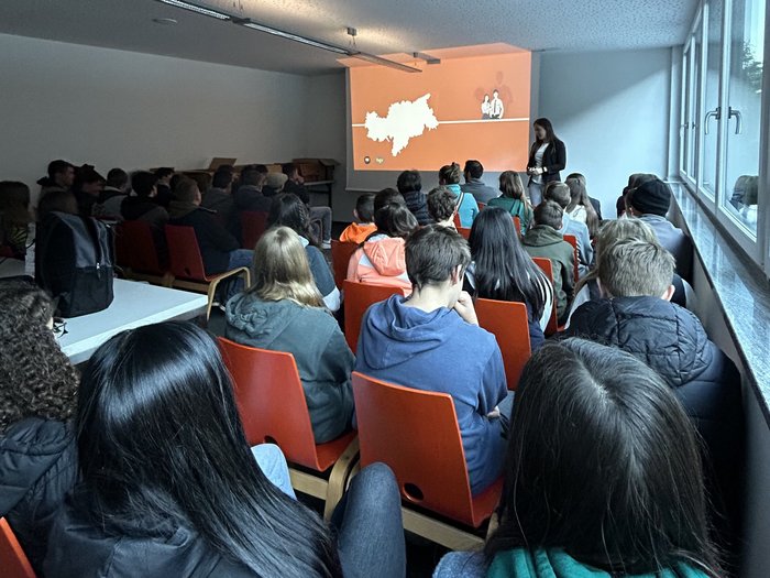 Alla scoperta del mondo delle professioni pratiche Studenti seduti in aula che assistono a una presentazione