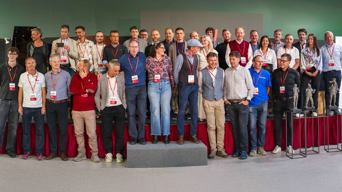 La 31^ Fiera d’Arte UNIKA apre le porte a Ortisei Grande gruppo di persone con badge si trova in una stanza con statue