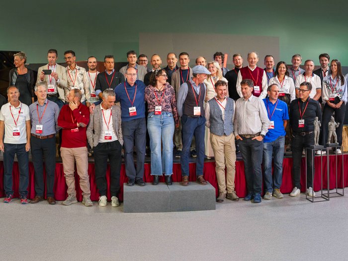 La 31^ Fiera d’Arte UNIKA apre le porte a Ortisei Grande gruppo di persone con badge si trova in una stanza con statue