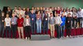 La 31^ Fiera d’Arte UNIKA apre le porte a Ortisei Grande gruppo di persone con badge si trova in una stanza con statue