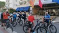 Badespaß an der Adria Gruppe älterer Radfahrer macht Pause vor einem Hotel mit mehreren Flaggen