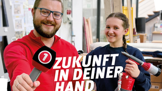 News Junger Mann mit Mikrofon und junge Frau mit Werkzeug in Werkstatt Zukunft in deiner Hand