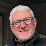 Oberpustertal Porträt eines älteren Mannes mit weißem Haar und Brille, lächelnd