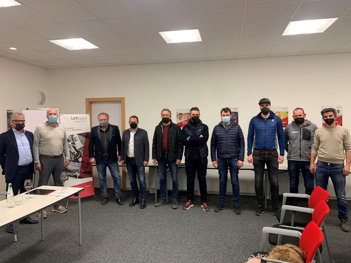 Vahrner Handwerk: starker Wirtschaftspfeiler im Ort Gruppe von Männern mit Masken steht im Besprechungsraum